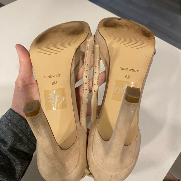 Nine West cream faux suede straps heels size 9M - Picture 7 of 7